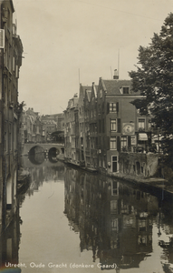 604212 Gezicht op de Oudegracht te Utrecht, vanaf de Gaardbrug, met rechts de huizen aan de Donkere Gaard en links op ...